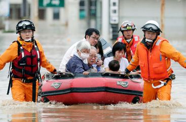 Наводнение в Японии после тайфуна продолжает уносить жизни