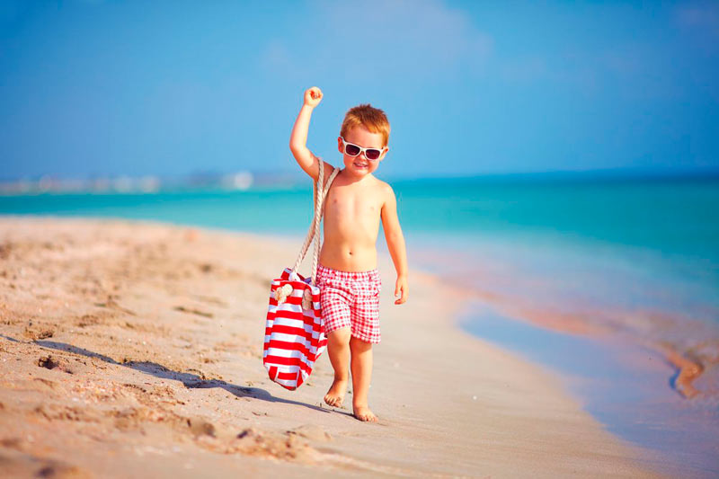 ребенок на пляже