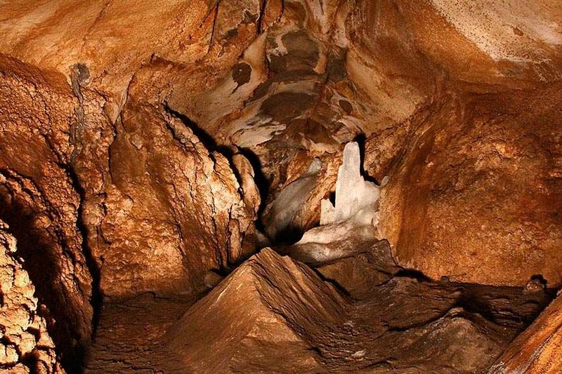 Пещеры Тажеранских степей