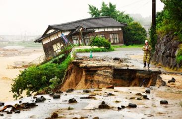 Число жертв в результате наводнения в Японии все растет