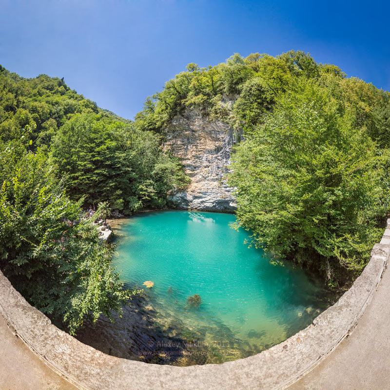 Голубое озеро в Абхазии 