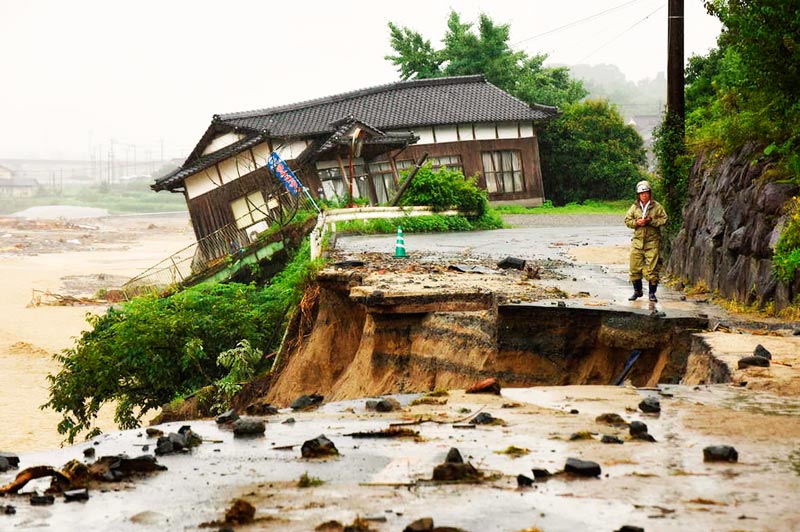 Число жертв в результате наводнения в Японии все растет