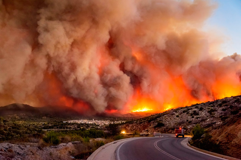 Лесные пожары в Греции уносят жизни