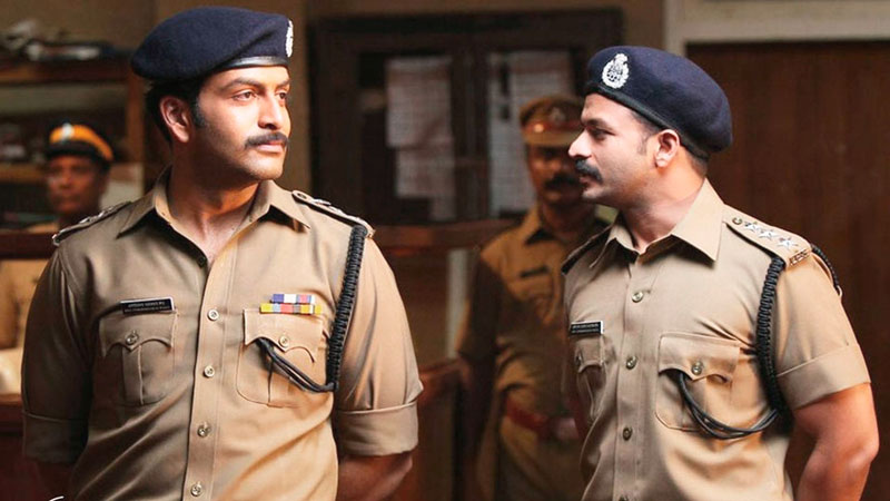 В индийских аэропортах полицейских заставят меньше улыбаться