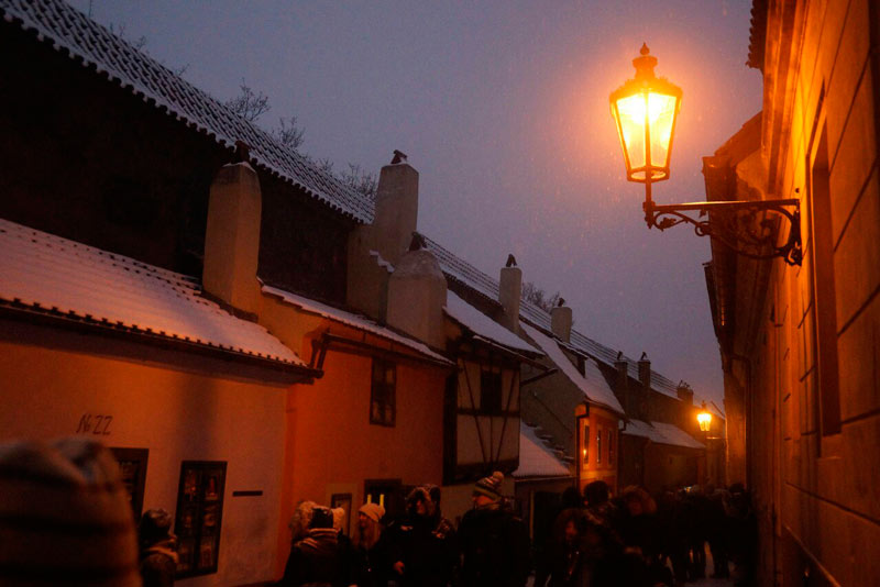 В декабрьских сумерках в Праге можно будет встретить фонарщика в старинной форме