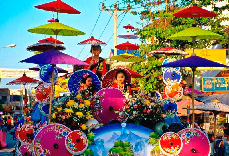 Фестиваль цветных зонтиков в Тайланде